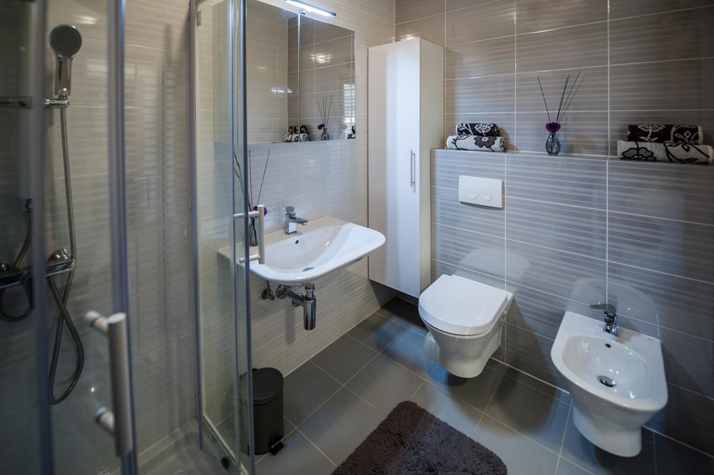 Secret Escape Apartment โรวีน ภายนอก รูปภาพ